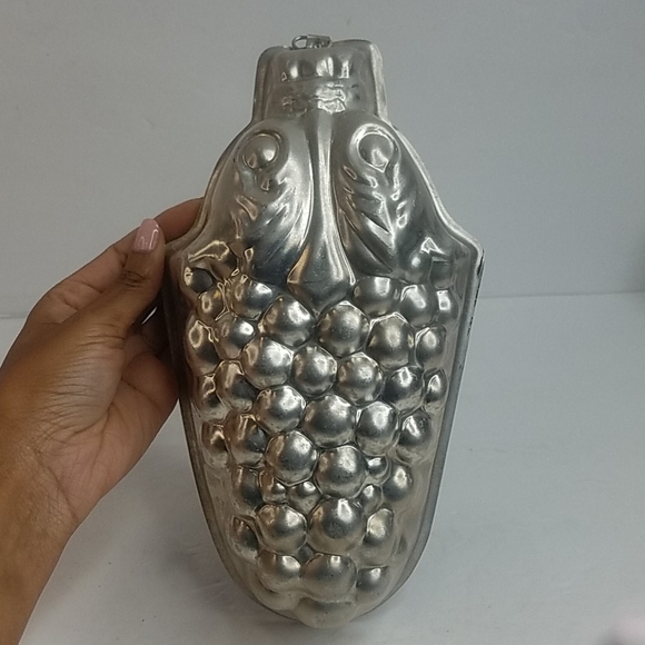 Other - Vintage Grapes Cake Pan mold Wall Hanging 4 Cups